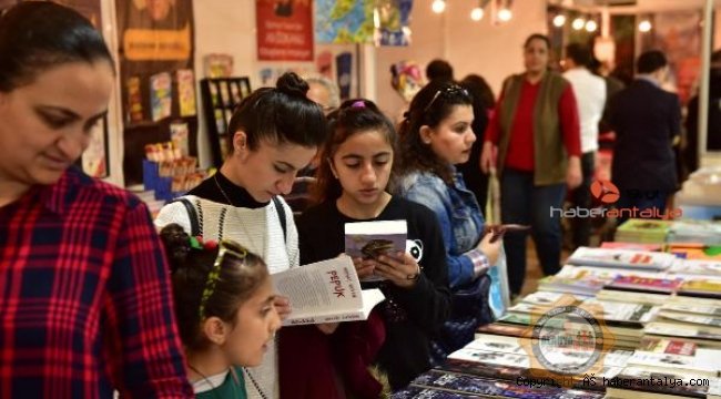 Usta yazarlar 4. Kepez Kitap Fuarı'nda