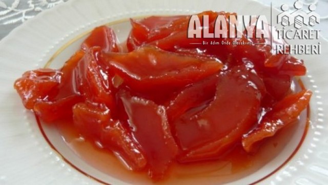 Kaymakla ve Tatlılarla  Uyumlu Ayva Reçeli