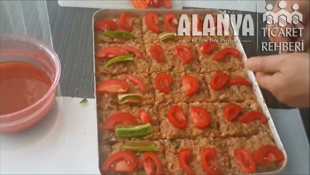 Hatay usulu tavuk kıymalı tepsi kebabı Tarifi