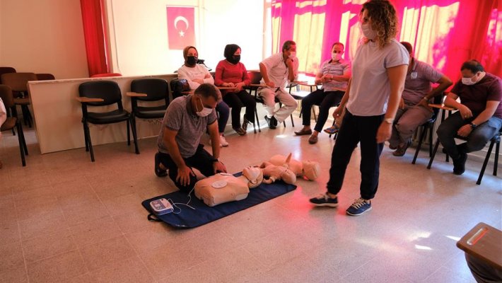 Alanya Belediyesi personeli için Temel İlk Yardım Eğitimi veriliyor.